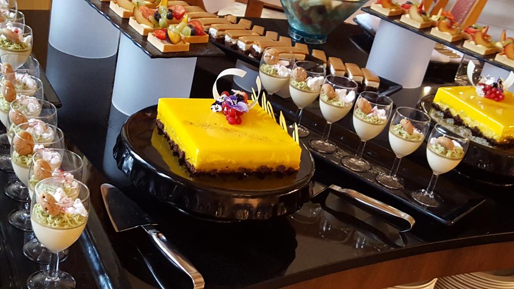 lesliesuresh's tweet photo. @AshridgeHouse dessert display https://t.co/tvxCySlSvj