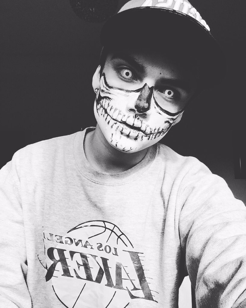 michaelsutthako's tweet photo. I love Halloween 🎃💀 https://t.co/Fz1ca4QnvP