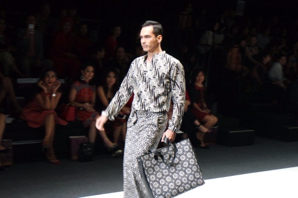 shahnazdiracb's tweet photo. Yayasan Jantung Indonesia menghadirkan pagelaran bersama Danar Hadi dan Chossy Latu dgn tema 'Solometrik' #JFW2016 https://t.co/fB16zfuoWG