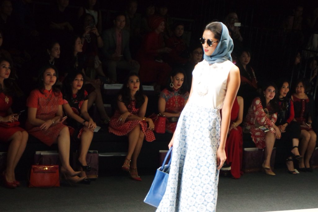 shahnazdiracb's tweet photo. Yayasan Jantung Indonesia menghadirkan pagelaran bersama Danar Hadi dan Chossy Latu dgn tema 'Solometrik' #JFW2016 https://t.co/fB16zfuoWG