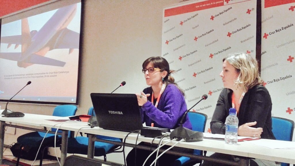 CreuRojaCAT's tweet photo. "Hay que respetar la dignidad de víctimas en emergencias como #Germanwings" @Icompains i @pattyortin en #CruzRojaCom https://t.co/WS36UZJFDq