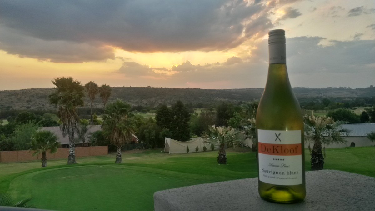 De Kloof Sauvignon De Kloof stoep De Kloof sunset
As a matter of fact, we do own the sunset, but we like sharing it
