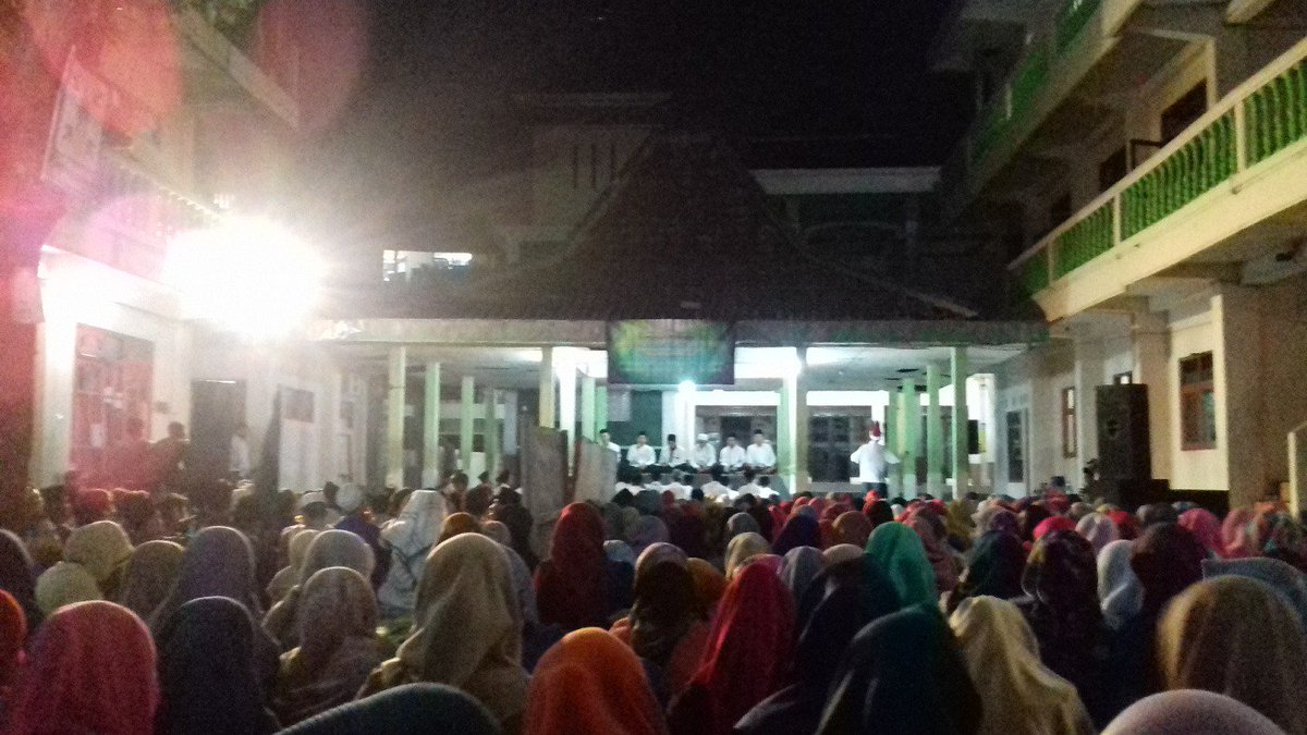ppwahidhasyim's tweet photo. Wahid Hasyim bersholawat. #ppwahidhasyimjogja. #)elsipWasilatussa'adah #Anwarassyafiq https://t.co/wvfYu04Srh