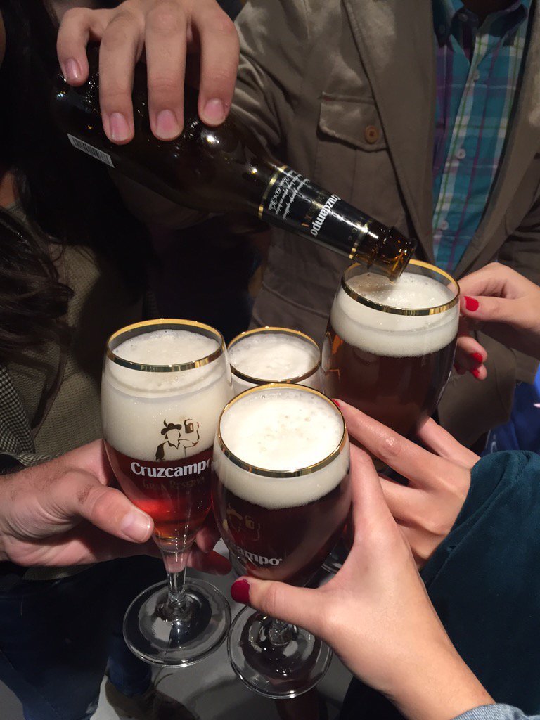 AulaAlimentaria's tweet photo. 3 generaciones del Aula disfrutando de una @CruzcampoGR #lujogourmet https://t.co/FUlBPMAMpG