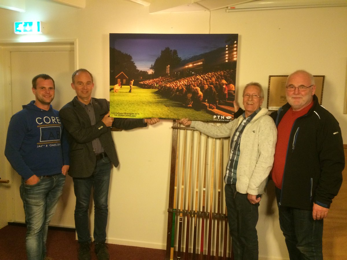 iepenloftspul's tweet photo. Dankjewel!! RT @PTHgroep: Geschenk voor @iepenloftspul Brantgum. Herinnering 'De Ferskoppeling', de uitvoering 2015. https://t.co/mFUKJDHvy7