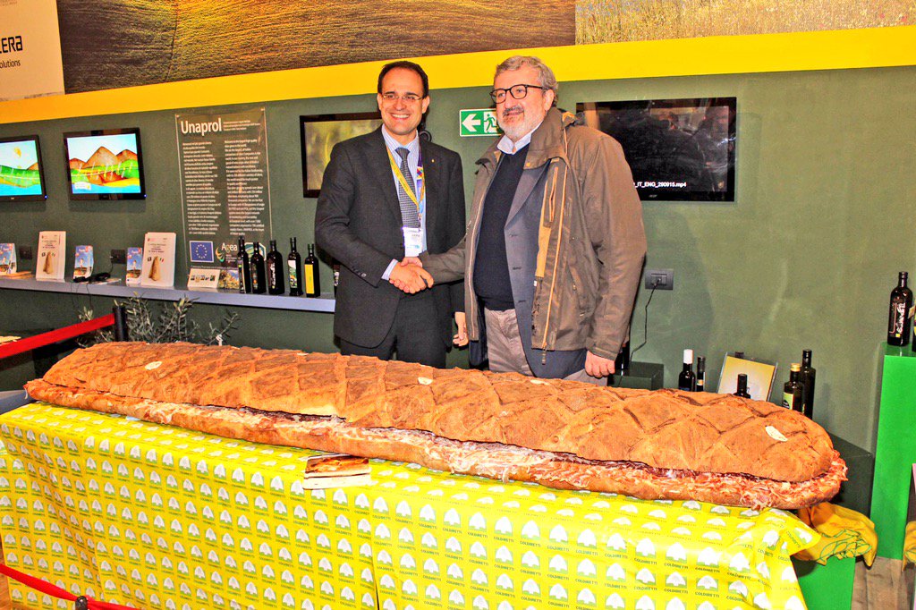 coldiretti's tweet photo. #Expo2015, al #PadColdiretti il Presidente Nazionale Moncalvo con @micheleemiliano davanti al pane dei record https://t.co/vFWiEGCdFi