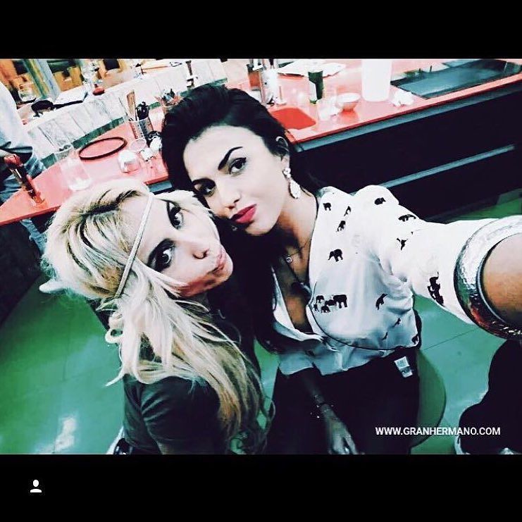 realityopp's tweet photo. Y otra #selfie esta vez de pose con Sofía!!! Guapas la rubia y morena 😍😍 #GH16 @ghoficial 
#todosconAmanda #AmandaD… https://t.co/WCq4snUt3s