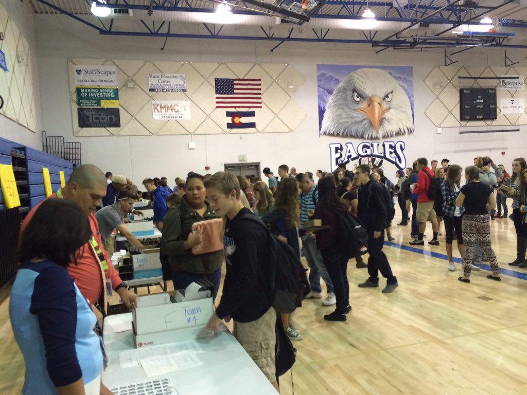 JOEdTech's tweet image. Excitement at #broomfieldhs on 1:Web Chromebook deployment day! #Bvsd