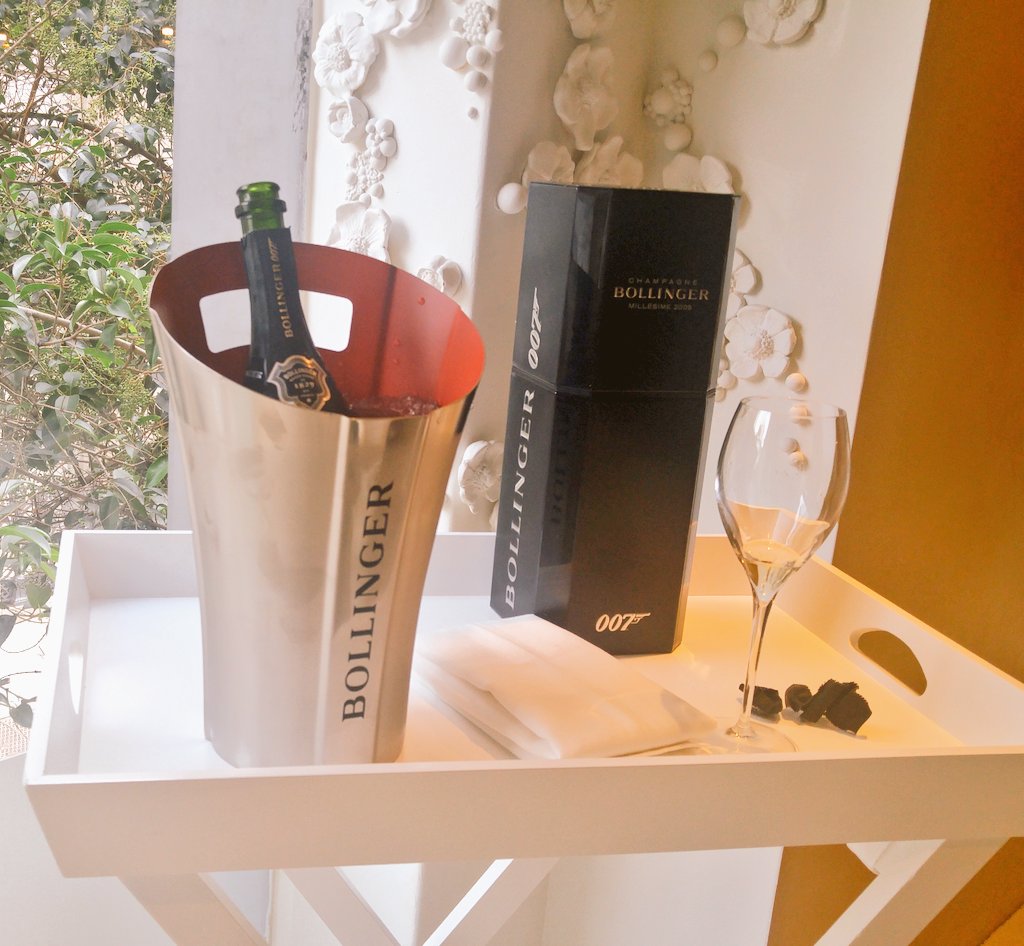 carmen_afan's tweet photo. #Bollinger007 en @SturiosMadrid. https://t.co/JZI6Rr95O5