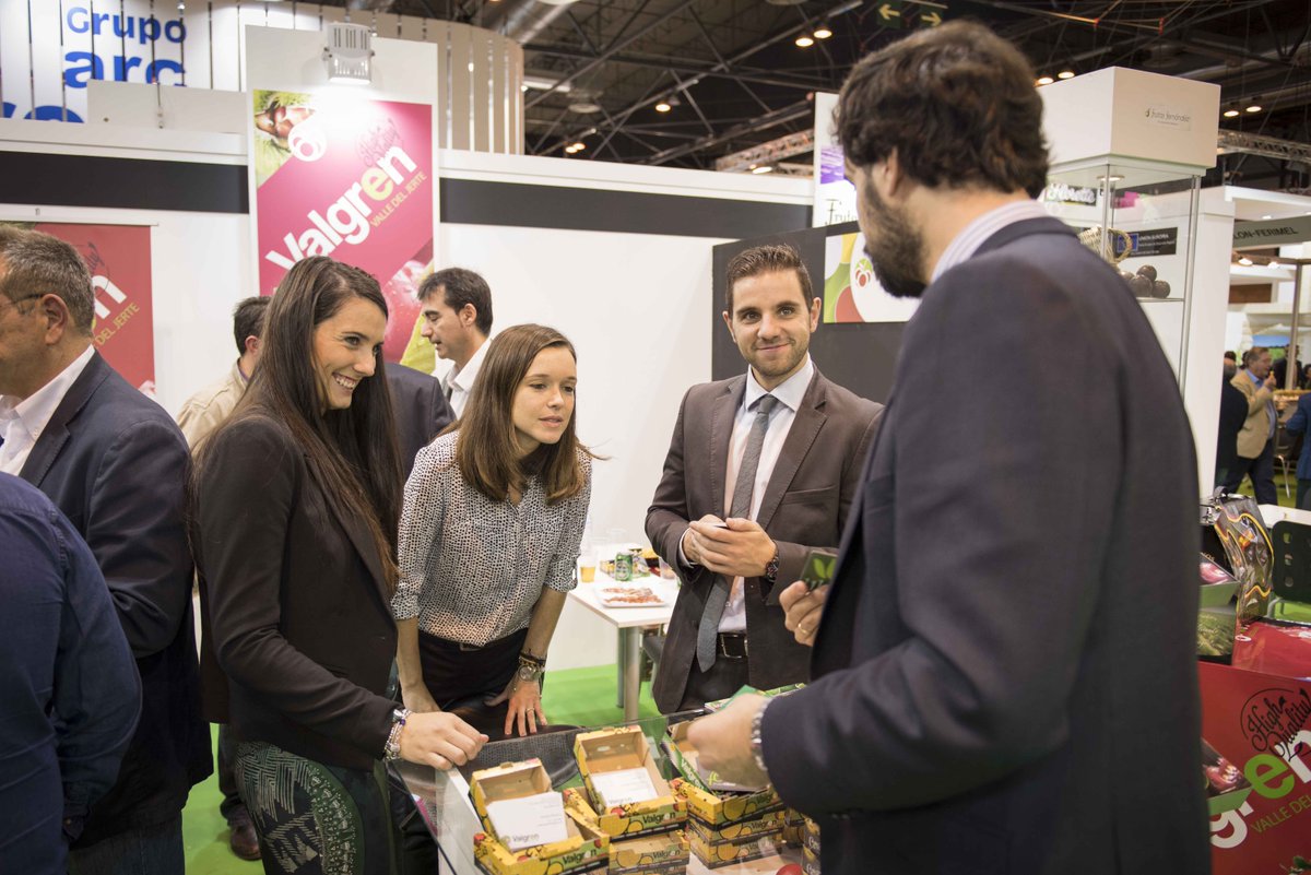 frutasolivar's tweet photo. #FA15 Son muchas las personas que pasan por nuestro stand en @FruitAttraction (8C05D) @valgrensl https://t.co/GMUgi35SHy