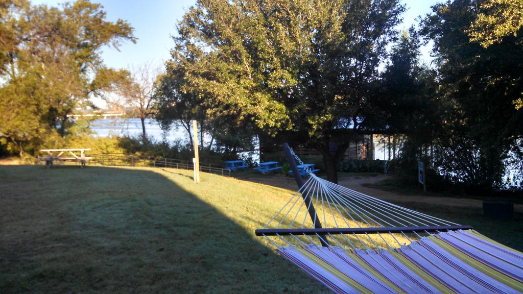 jessiezimmerer's tweet photo. When you wake up in Texas &amp; it's prettier than you thought it would be &amp; there's a hammock... #Boston2Austin https://t.co/iVnHGGzz64
