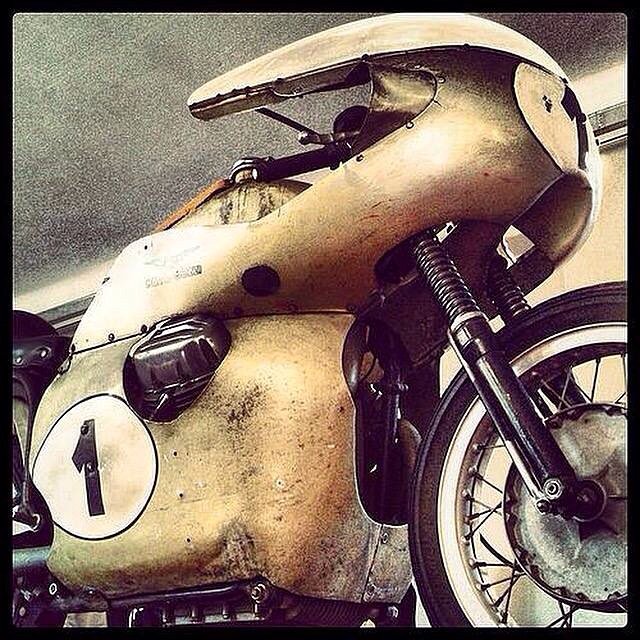 ilguzzifan's tweet photo. Guzzi V7 racer. #motoguzzi https://t.co/qTpJGG1Ffi