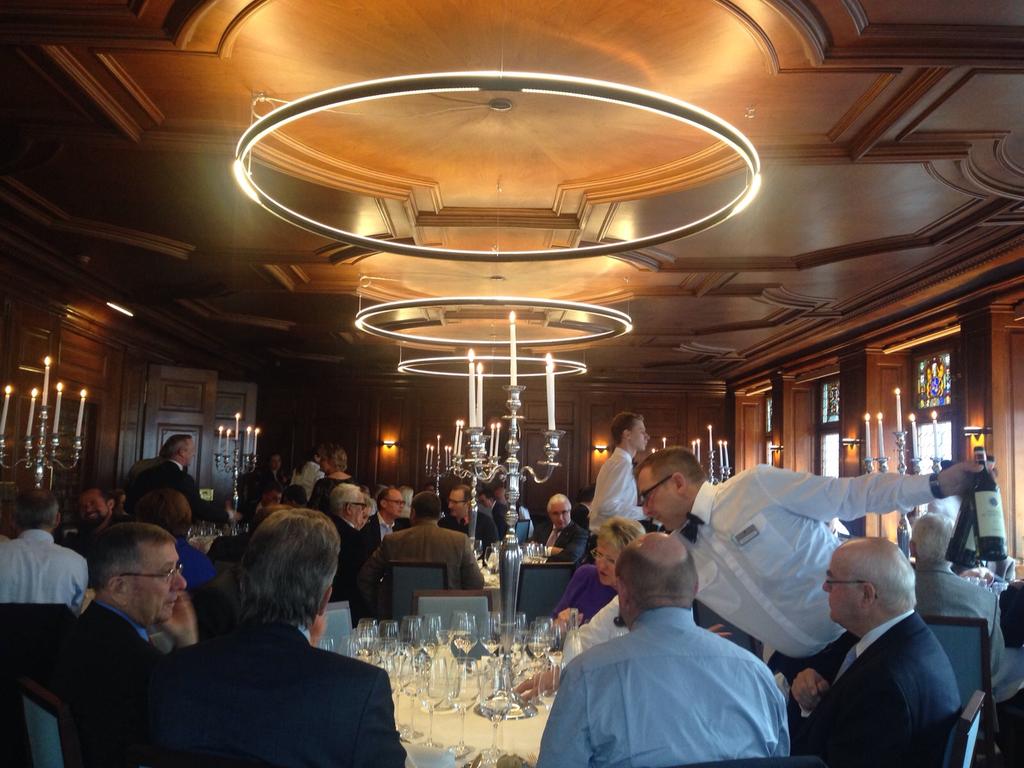 expovina's tweet photo. Im Zunftshaus zur Waage am VIP Event bekräftigt Ehrengast Filippo Leutenegger die Bedeutung der "Weinstadt Zürich". https://t.co/8I2SXp4l5s