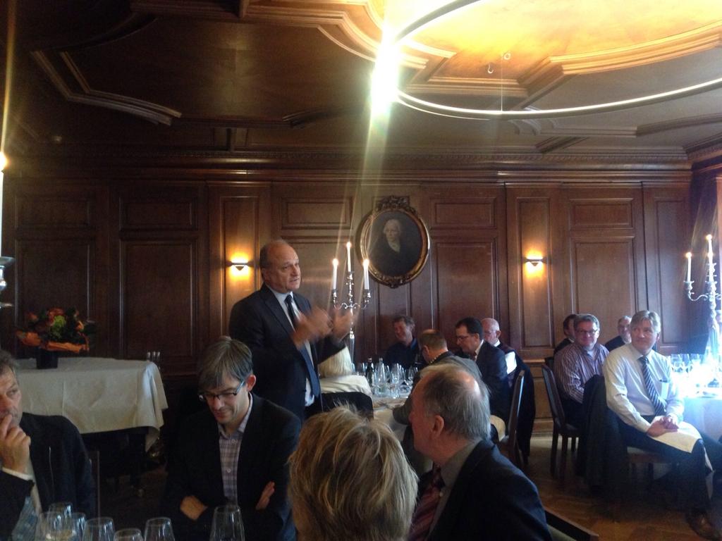 Im Zunftshaus zur Waage am VIP Event bekräftigt Ehrengast Filippo Leutenegger die Bedeutung der "Weinstadt Zürich".