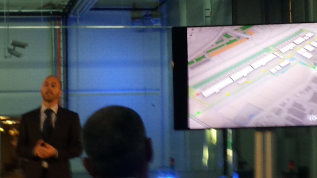 RenateVries's tweet photo. #2015WCOTIF @FrankRotteveel  van @Districon presenting @SmartGate https://t.co/Tsx51nfMrh