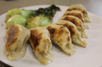 waiyeehong's tweet photo. Who likes dumplings? Raise your hand! *raises hand* #dumplingjoy #jiaozi https://t.co/WO0BGmPoY0 https://t.co/CPjDH8PhfU