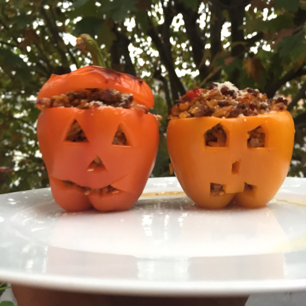 thebodycoach's tweet photo. Just made these Halloleeeean stuffed peppers on Instagram ππ RT if you want the video recipe π
https://t.co/hmYOqntF3z