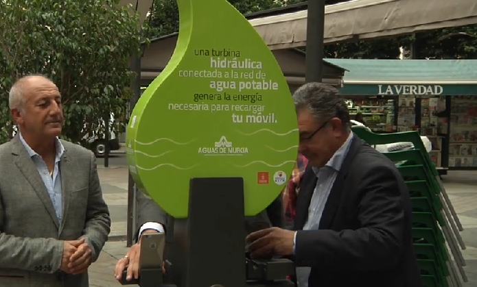 joveneseuro's tweet photo. #Murcia, primera ciudad de Europa en instalar en la calle un cargador de móviles con agua https://t.co/v3G2LeS7RO https://t.co/uOdazHXqGL