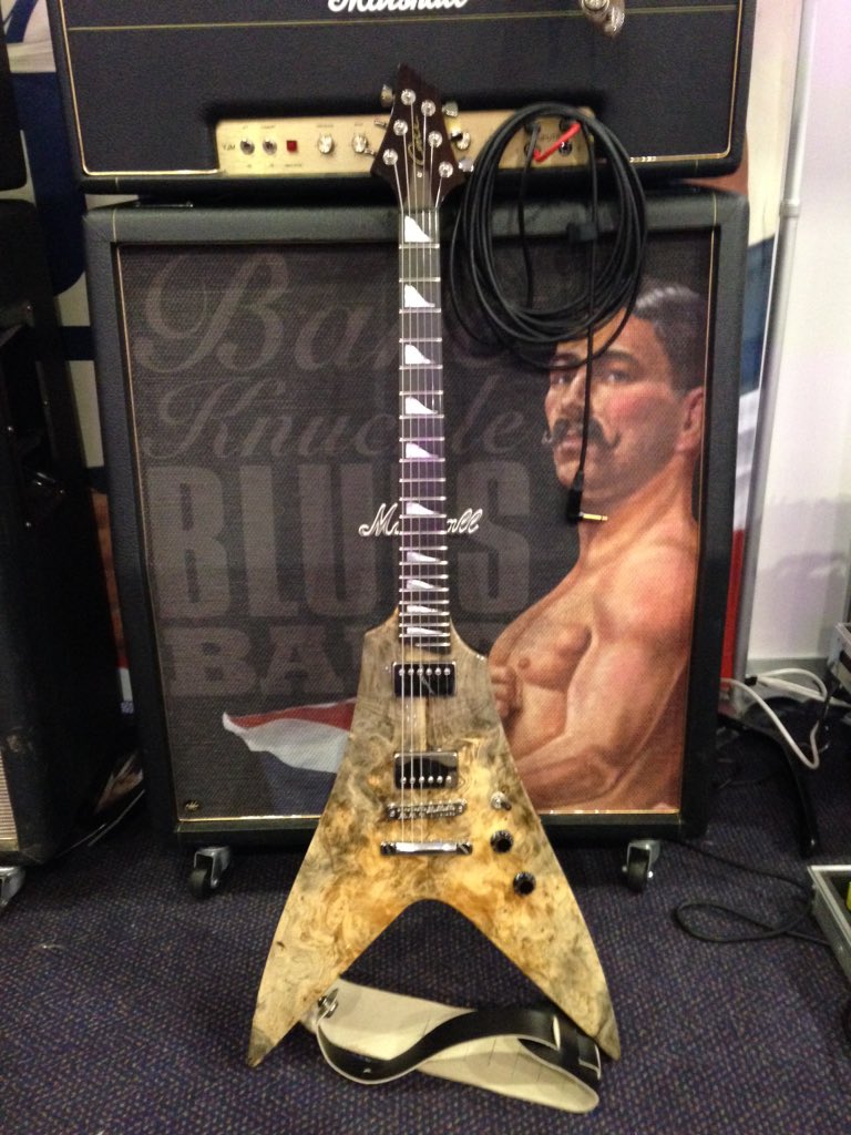 TimMillsBKP's tweet photo. Classic combo @BareKnuckleBand @caseguitarsuk @MarshallAmpsUK #guitarporn #outrageous #flyingvee @BKPickups https://t.co/JZpsT7qGx9
