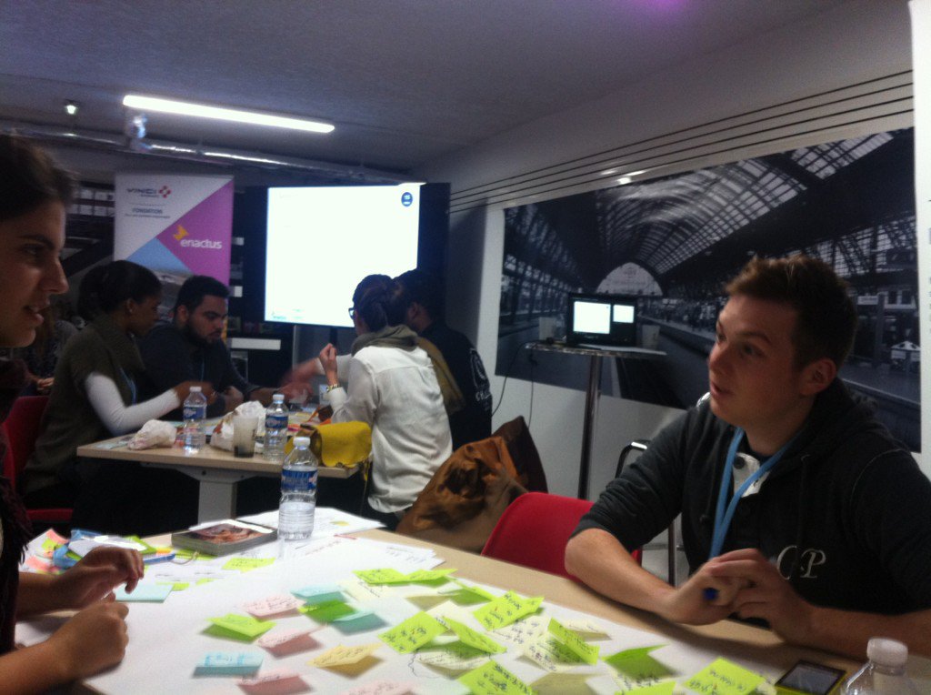 EnactusIAENancy's tweet photo. En pleine réflexion...#ChallengeMobilité @EnactusFrance @GiantJey https://t.co/zyBaKHnkQi