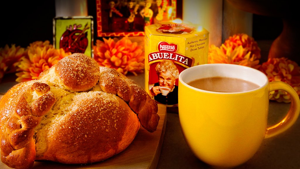 NestleAbuelita's tweet photo. El #PanDeMuerto no sabe igual sin Abuelita. Lo digo yo que sé de muertos #LaCatrina Receta: https://t.co/X73s9hb8uh https://t.co/I3Sjam93VQ