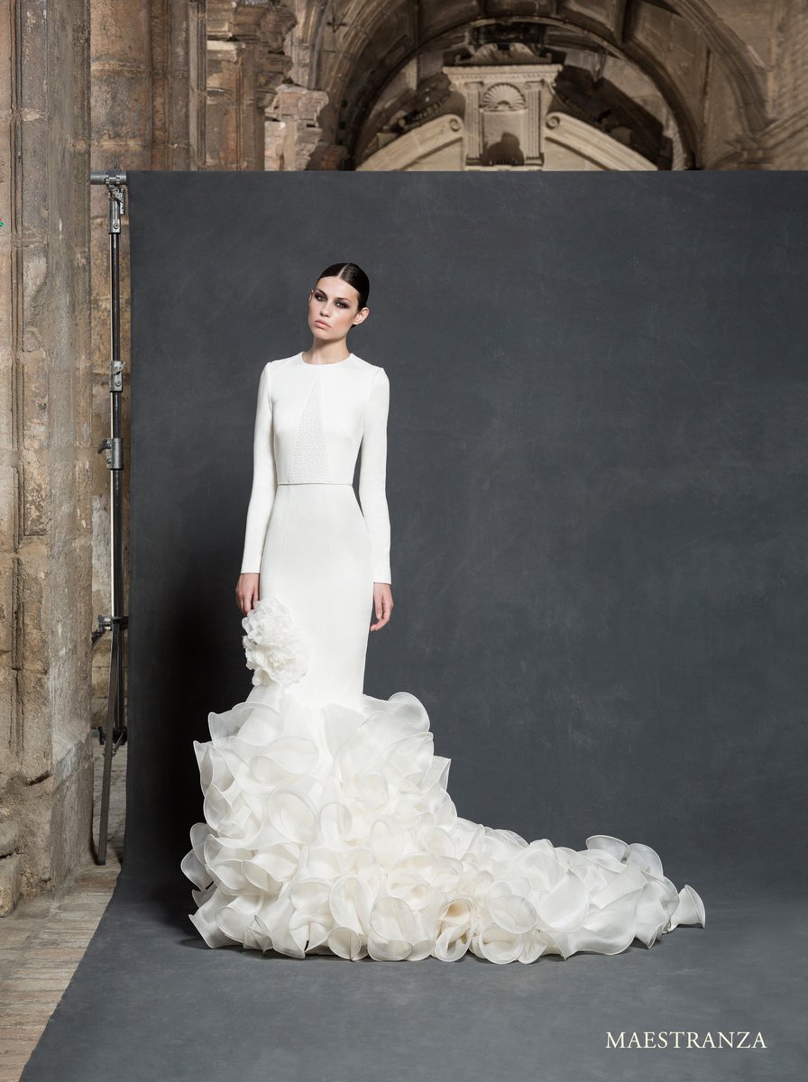 victoria_es_'s tweet photo. Toda la colección de novia y madrina en C/Cuna 51!! @vickymberrocal #Maestranza #NoviasVMB Pide tu cita 954621840 https://t.co/OWvGQTmYLB