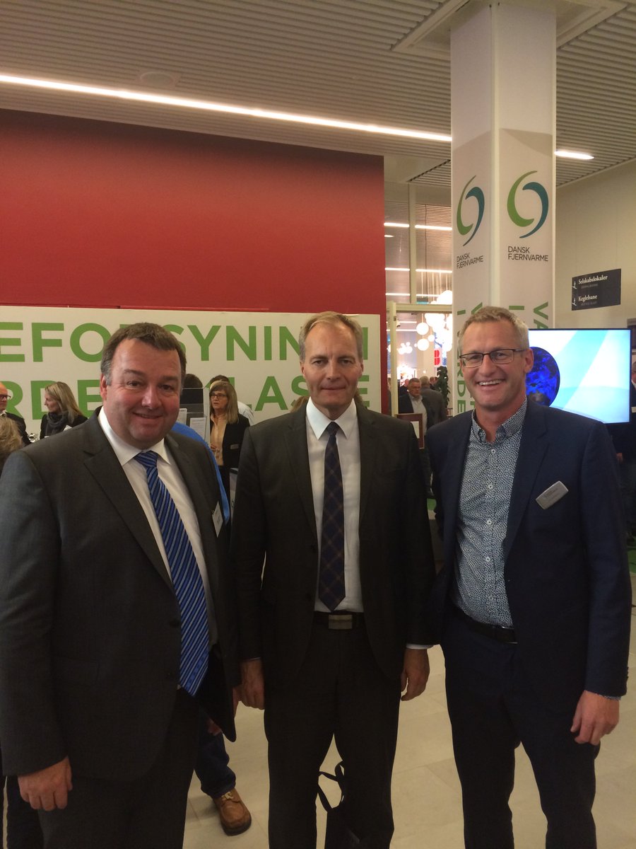 skaarup_peter's tweet photo. Godt selskab! Claus Jensen, form. for Dansk Metal, og Kim Mortensen, dir. for Dansk Fjernvarme. #LM2015 #dkpol https://t.co/xk4AmhzQIA