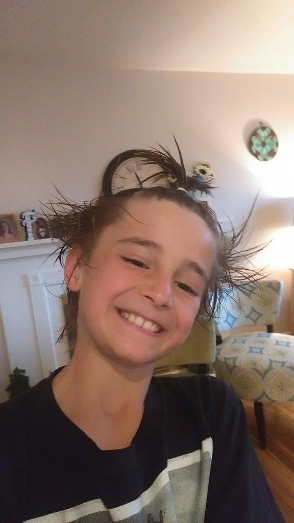 noahminecraft32's tweet photo. #crazyhairday https://t.co/AkHkHeXSXY