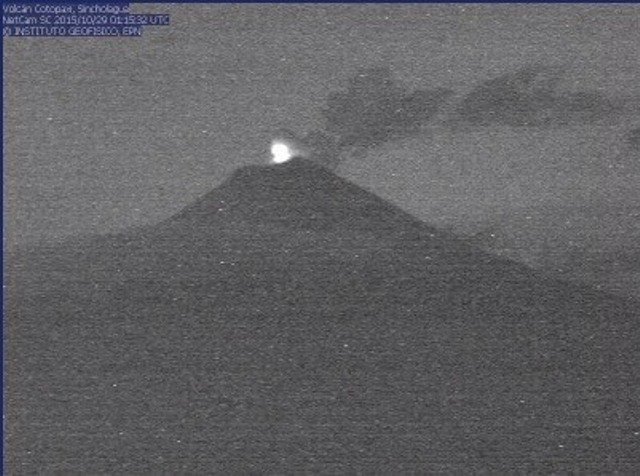CotopaxiNoticia's tweet photo. Se observó otra vez brillo en el cráter del #Cotopaxi; actividad interna disminuye a baja https://t.co/z8IdVZpwJv https://t.co/z9AwL86I1y
