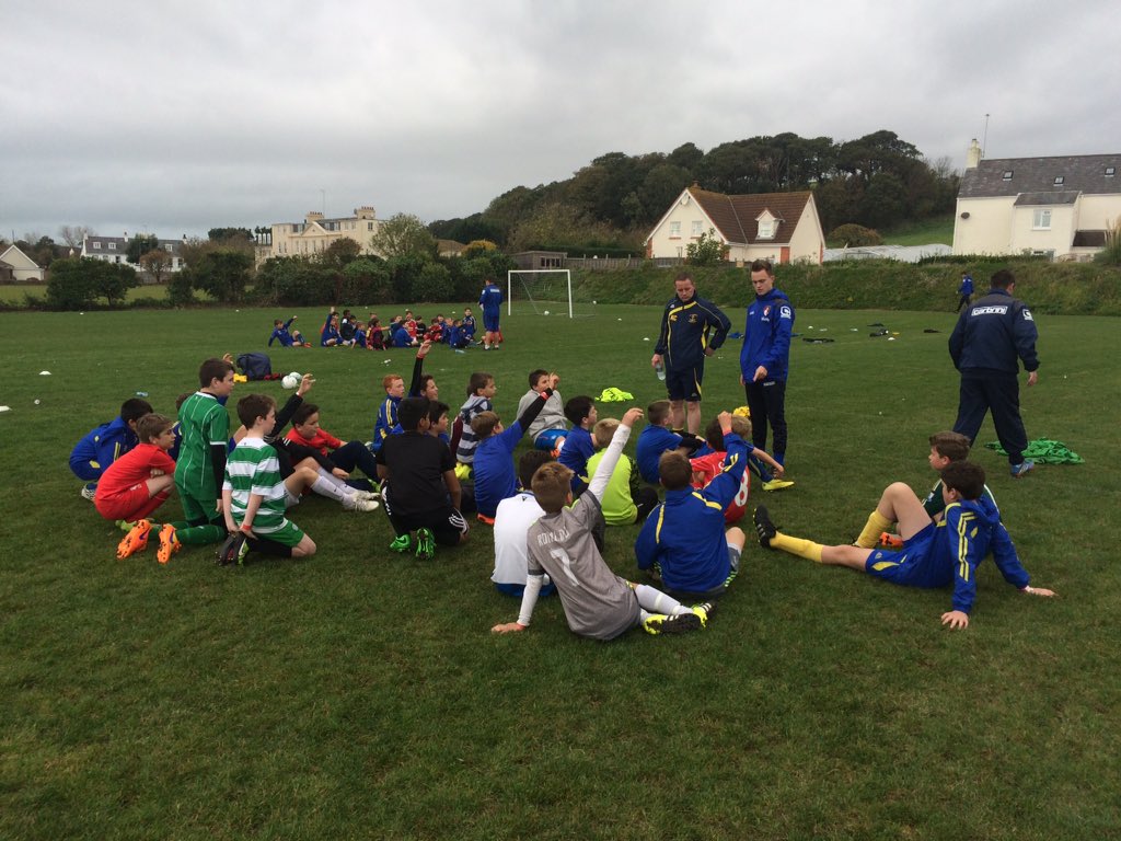 brianol16214767's tweet photo. St. Clement FC working in partnership with Bournemouth FC providing 70 kids with 2 days quality coaching.@JerseyFA https://t.co/YQFePLhNZS