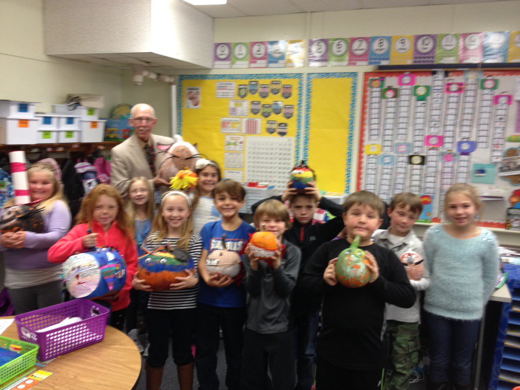 Crockerlloyd's tweet photo. #OOBSchools Superintendent visit to Erin Coffey's room where students presented their Pumpkin  Book Reports https://t.co/5hab3POlON