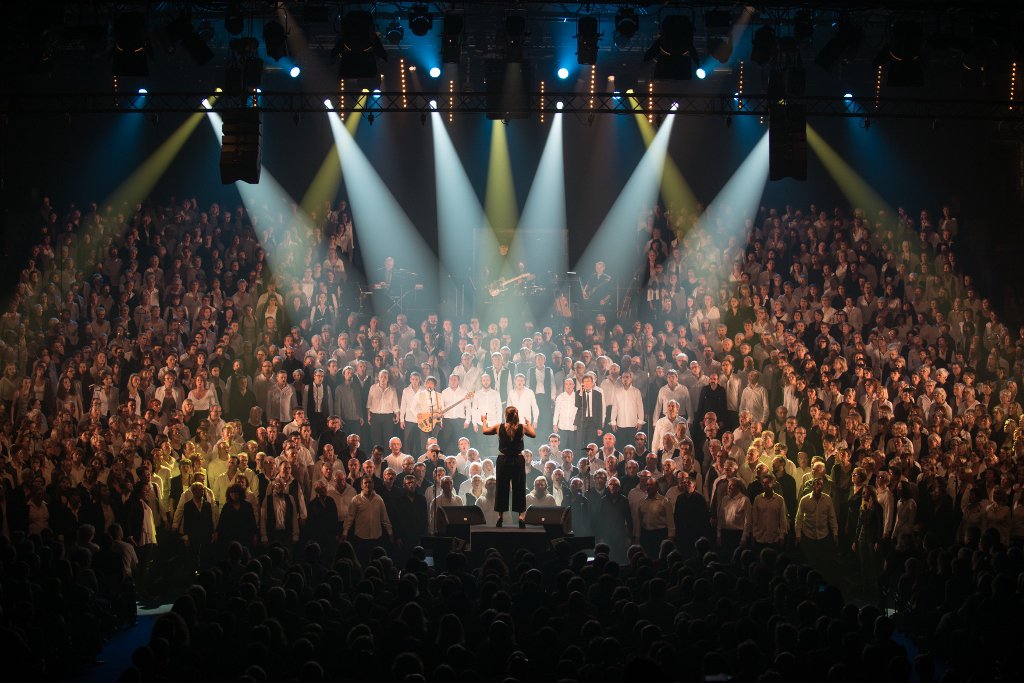 NuitsdeChampagn's tweet photo. Souchon et Voulzy célèbrent l'investissement des 950 choristes
#nuitsdechampagne #ndc2015http://bit.ly/1GMtHNu https://t.co/ljACWfRbM0