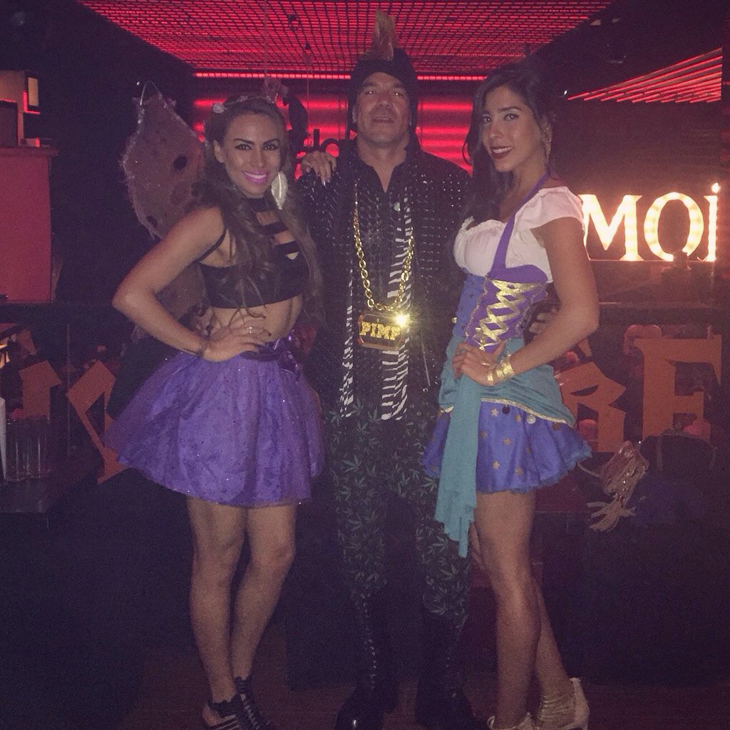 Luccianah's tweet photo. Equipo pimpi 💸💰💣 #amigos #fiesta #losmas #halloween #glamout #instapimp https://t.co/HmnaHMgaJq