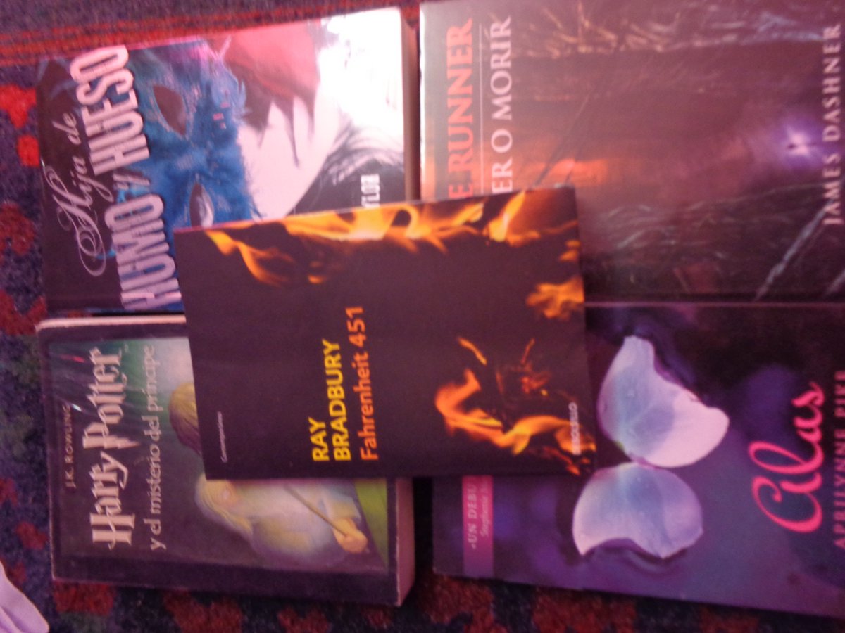 nubesmorada's tweet photo. Segundo día:
Libros negros
#Mybabys
#RetoHalloweenLiterario #DistribuidoraInca #cuandoleomeenamoro https://t.co/QXM8ysYWOc