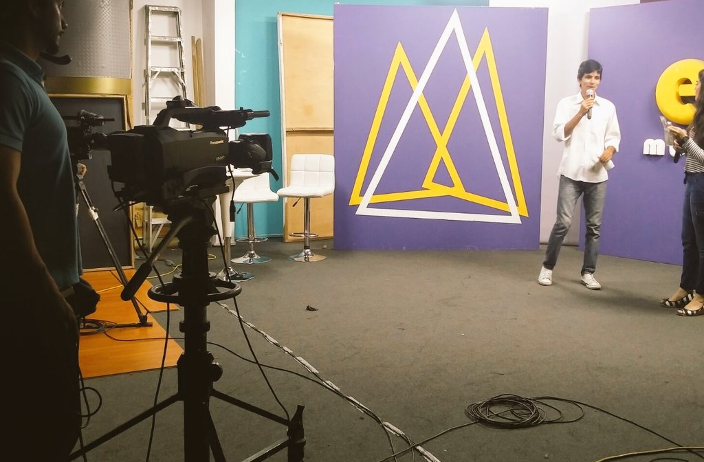 RaulUgaldeVT's tweet image. Ayer promocionando #VerticalColorNight en #emusic #Tv #Enlace gracias @RaquelLoor y a todo el equipo de trabajo.