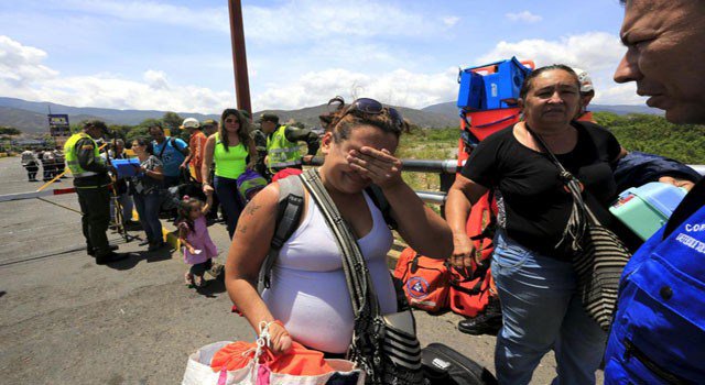 El_Cooperante's tweet photo. Denuncian que Maduro ha forzado a 24 mil colombianos a abandonar Venezuela https://t.co/VbC7pYMW49 https://t.co/YLJBDrkLzz