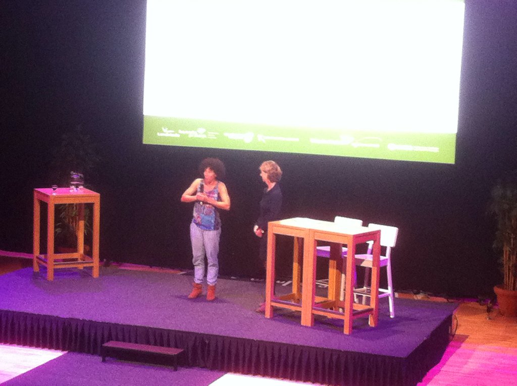 Jac_o_mine's tweet photo. Kristine de Martelaer presenteert zich op #DSO2015 als hoogleraar LO tbv @KVLOnL en #HSO #ALOs https://t.co/LGpmWpB2P0