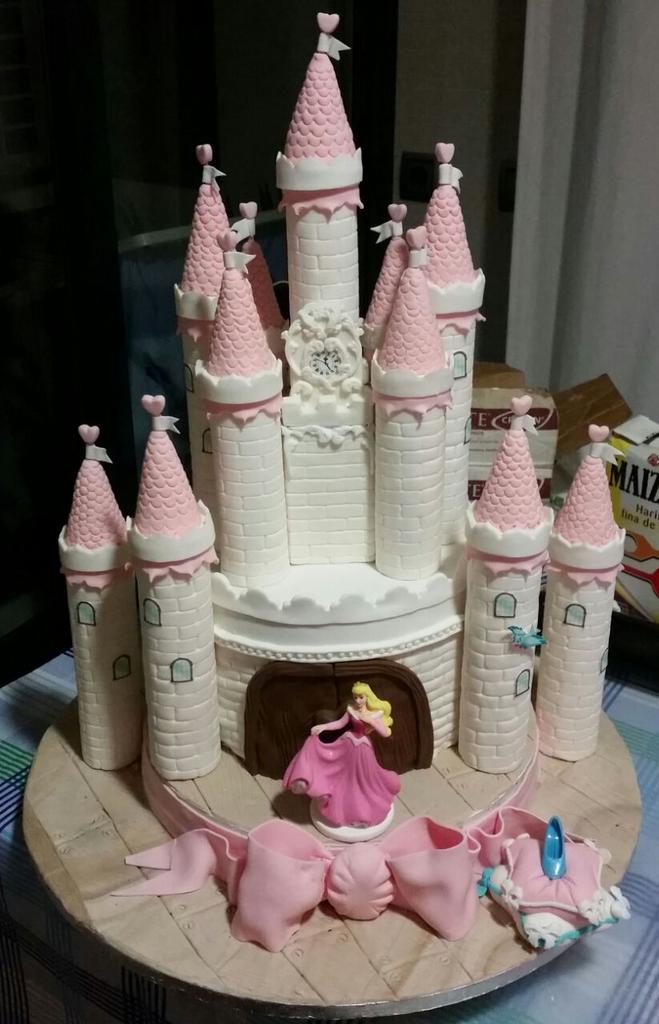 Ediscakesandcup's tweet photo. #pastadizucchero #cakemaster #cakegallery #pastadizucchero @CakeBossBuddy #Castle #fondant #Beautiful #princess https://t.co/74KTVPkKEs