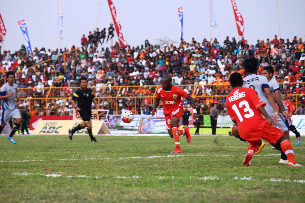 Boas Salossa saat melewati barisan pertahanan Gaswa Wajo