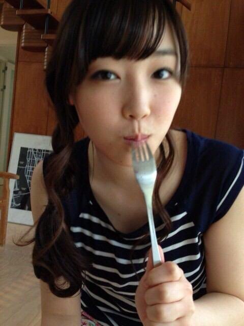 フォークを口にくわえている譜久村聖の画像♪