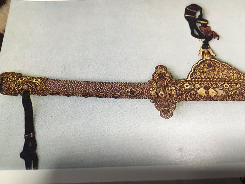 横田剣太郎 Ar Twitter 塵地螺鈿飾剣 金沃懸地郡鳥文兵庫鎖太刀 平安 鎌倉期の柄巻きの無い拵え 東大寺献物牒には唐大刀 高麗剣などの用語も散見され 唐様大刀などの語から渡来品を真似た物もあった様子 当時からサメ皮は輸入であったらしい 高級な舶来品