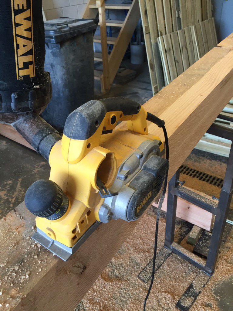 Wat is het mooi om met hout te werken. Je ziet het steeds mooier worden. fenctuindecoratie.nl