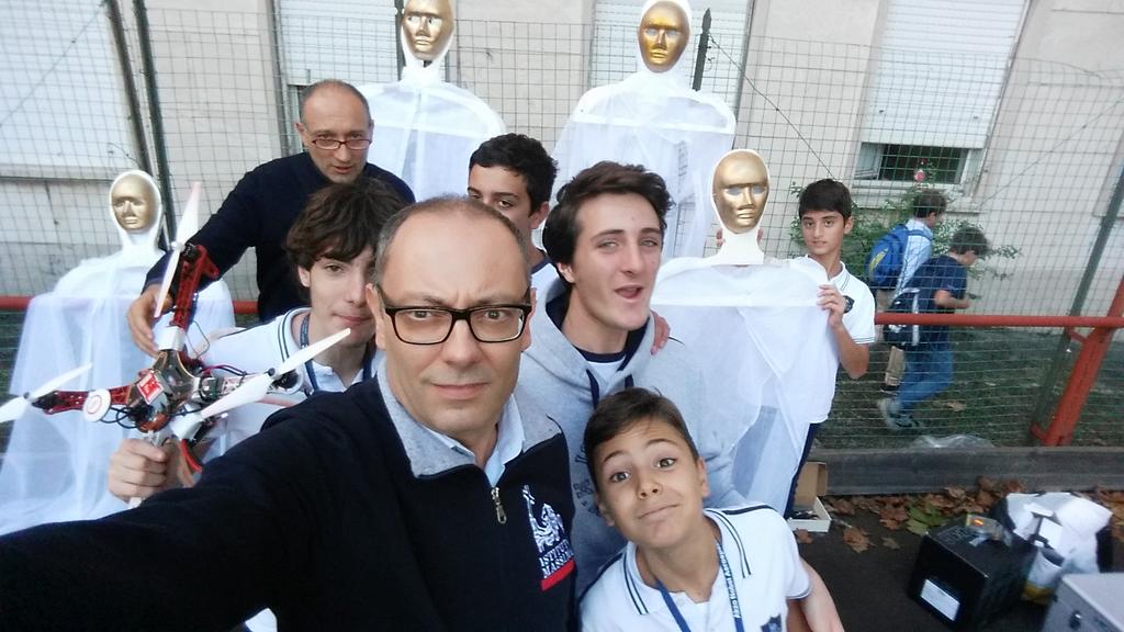 fabrizioolati's tweet image. #IstitutoMassimo e #MakingDrones grazie a @fmdigitale @Fiammetta_FMD ,@Ana_fmd  ci siamo divertiti