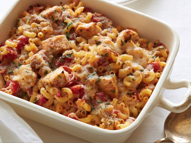 CookingChannel's tweet photo. Pasta night doesn't have to ruin a healthy week! Not with Giada's Italian Baked Chicken: https://t.co/j32RT2sjiz. https://t.co/RgCek4Rmw1