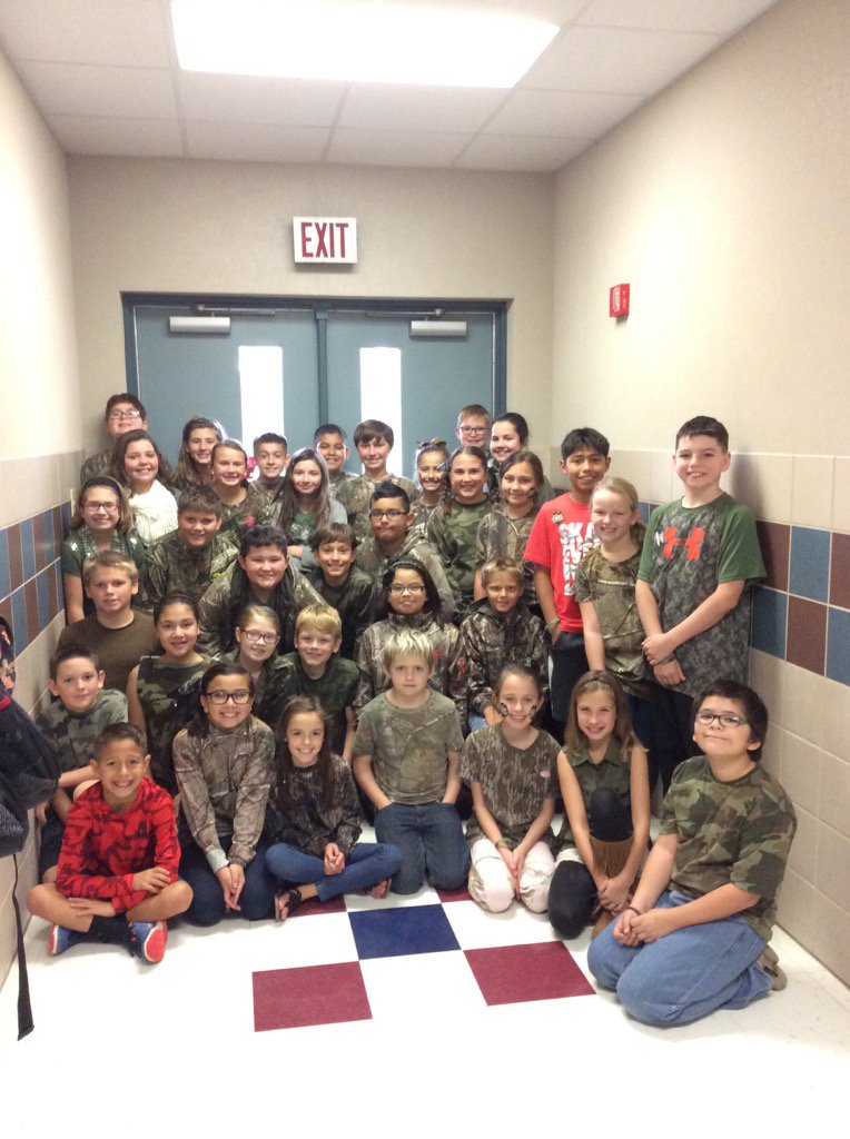MsRichardsclass's tweet photo. Drugs can't find us!#RedRibbonWeek https://t.co/wTFUBLQHyU