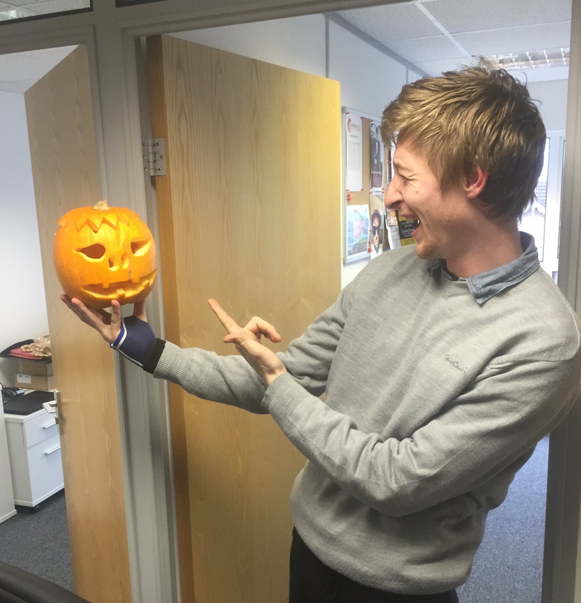 Phoenix360Ltd's tweet photo. To be or not to be? That is Bob's question
#Hamlet #Halloween #Phoenix360 https://t.co/lqLBiBZljX