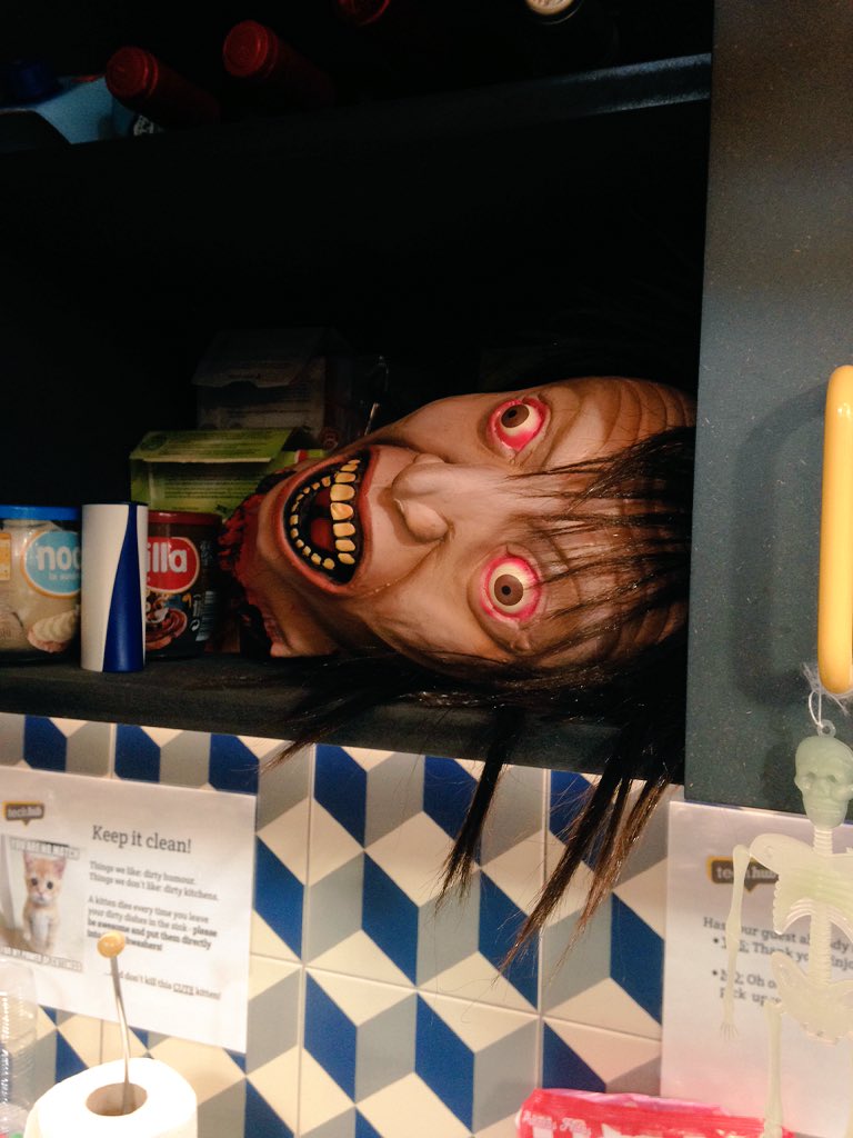 palomali's tweet photo. Típico de #CampusHalloween : ir a hacerte un café y encontrarte la cabeza de un emprendedor #EsMuyNormal https://t.co/K1YMslLcXN