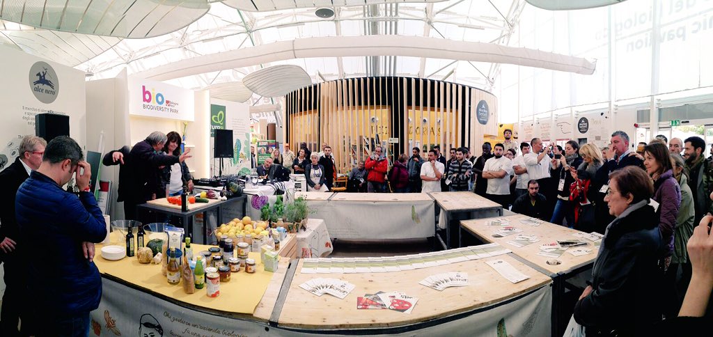 alcenero's tweet photo. Il nostro saluto ad @Expo2015Milano con Don Ciotti, @barbaradegani e ora @RoyPaci e @ndifino ! https://t.co/4AboGr2fRM