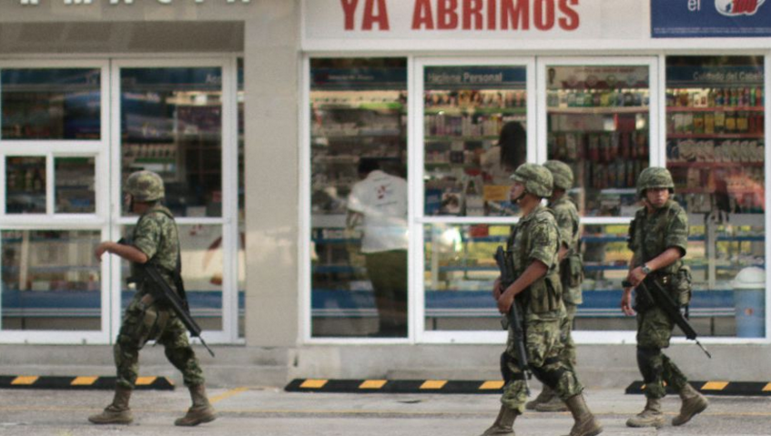 CNNEE's tweet photo. #México Habitantes de Guerrero retienen a 5 oficiales de la Policía Federal 
https://t.co/1SCIfzbvI7 https://t.co/0VJWqyY1l3
