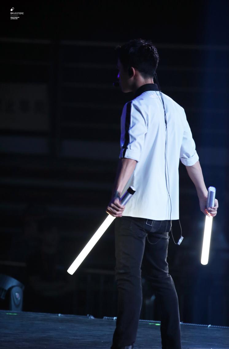 DrugstOre0112's tweet photo. #도경수 #디오 151017 광저우콘서트  오늘 너무 보고싶다 경수야 사랑해🙆💝
https://t.co/tEizhrbd2f https://t.co/DtvZSe8VWQ https://t.co/CxiRwZYdCj https://t.co/fxrXstFCAN